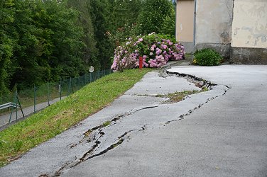 plaz Zabukovje_poškodbe na dvorišču pred cerkvijo.JPG